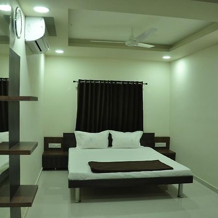 Shivdhara Hotel & Residence Rajkot Room photo