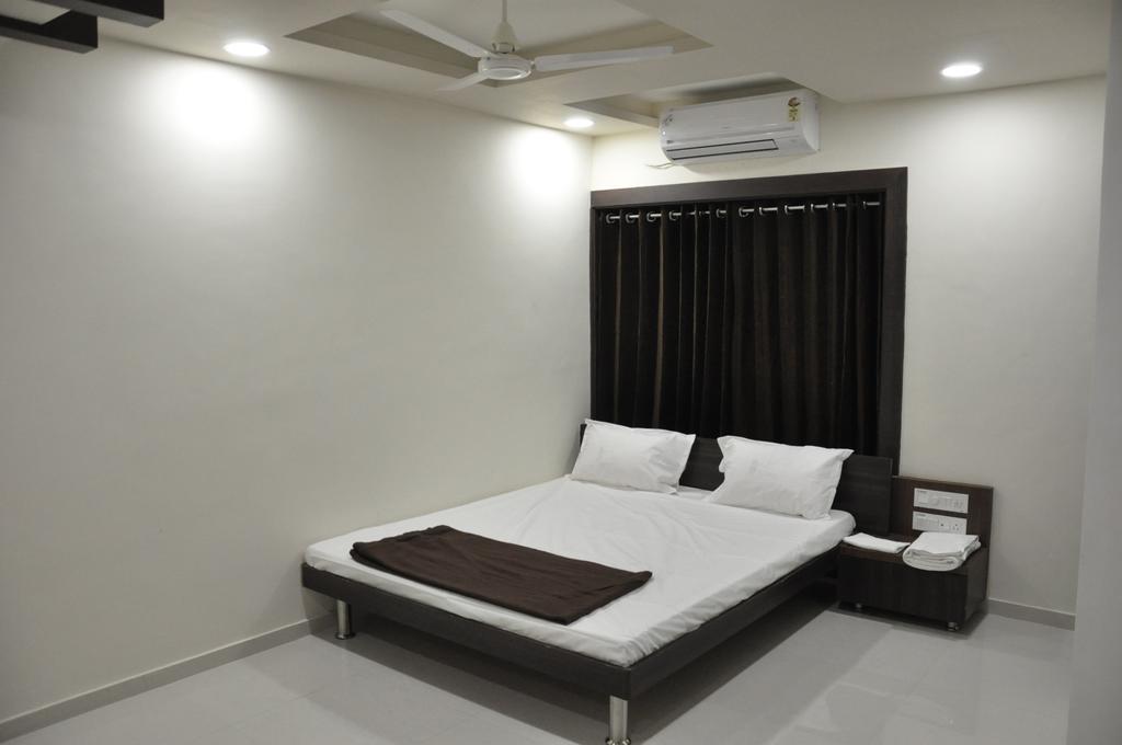 Shivdhara Hotel & Residence Rajkot Room photo