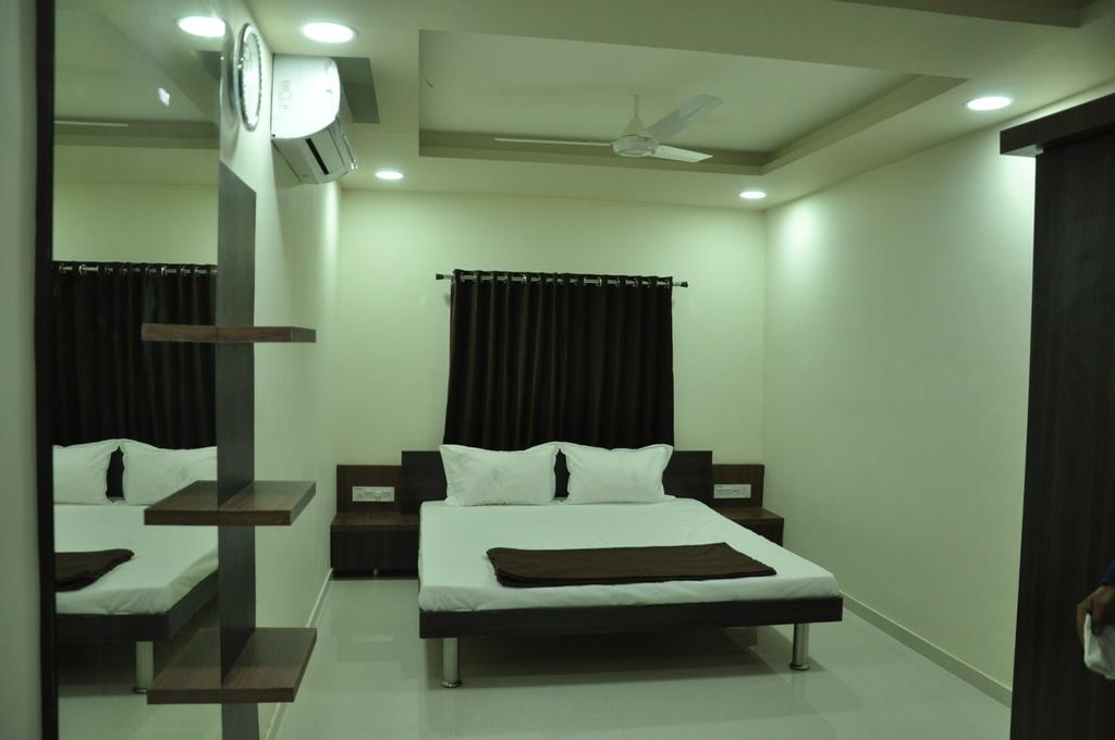 Shivdhara Hotel & Residence Rajkot Room photo